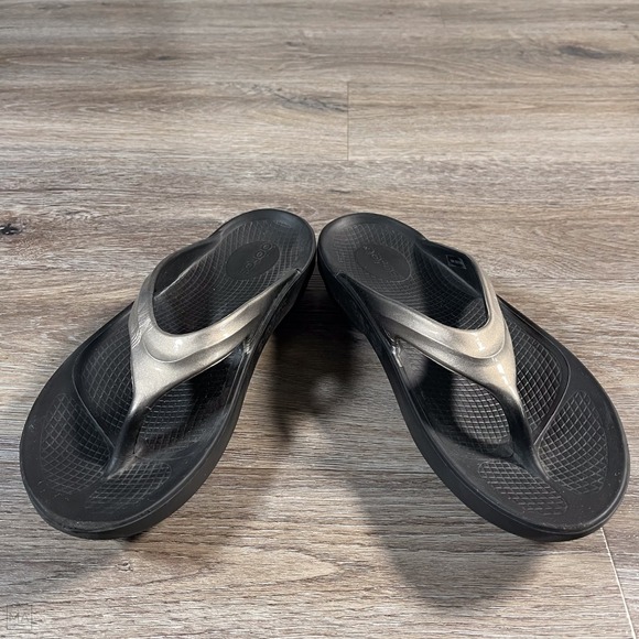 Oofos Women's Ooriginal Slippers Sandals Recovery Flip Flops 9	Blk/Metallic Gray - Picture 3 of 8